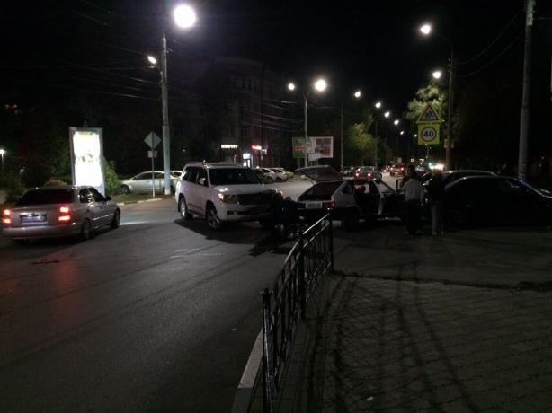 В Таганроге «ВАЗ» и иномарка не заметили друг друга на дороге В Таганроге «ВАЗ» и иномарка не заметили друг друга на дороге