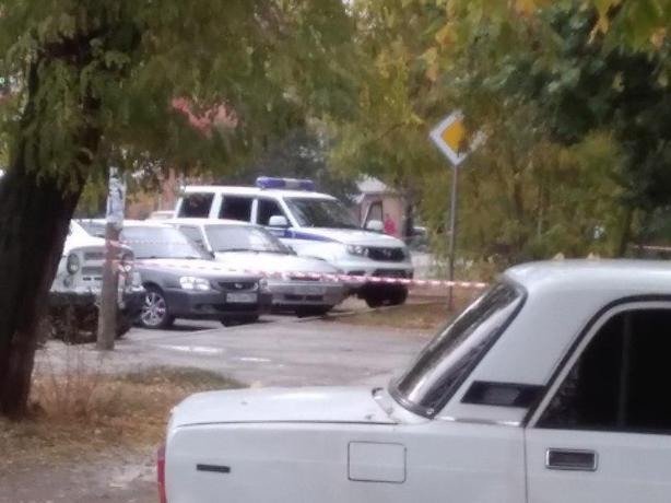 В Таганроге душевнобольной мужчина устроил стрельбу по авто и кидал взрывпакеты В Таганроге душевнобольной мужчина устроил стрельбу по авто и кидал взрывпакеты