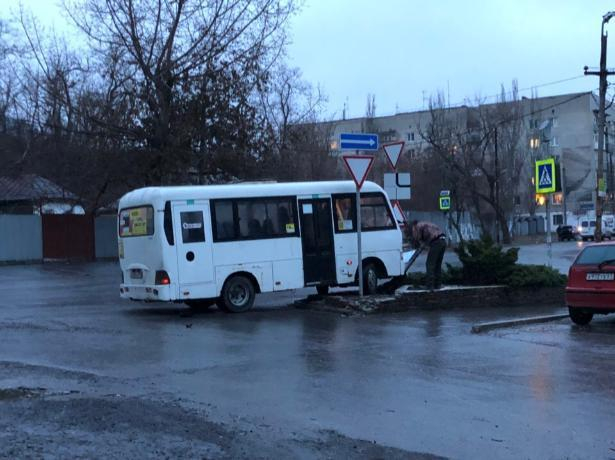 В Таганроге маршрутки устроили дрифт на обледеневшей дороге В Таганроге маршрутки устроили дрифт на обледеневшей дороге