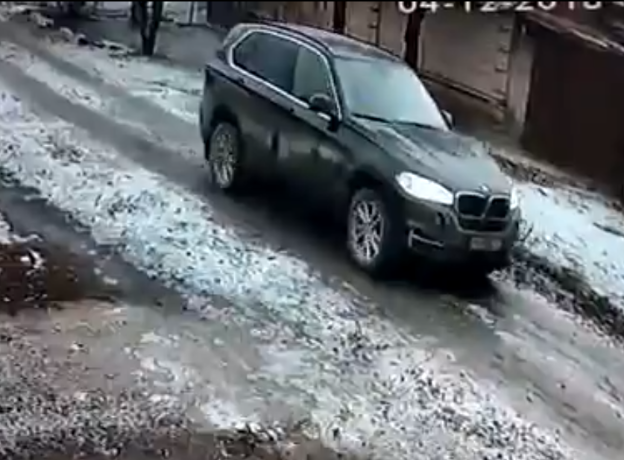 Напугавшего таганрожцев владельца черного BMW депортируют на родину Напугавшего таганрожцев владельца черного BMW депортируют на родину