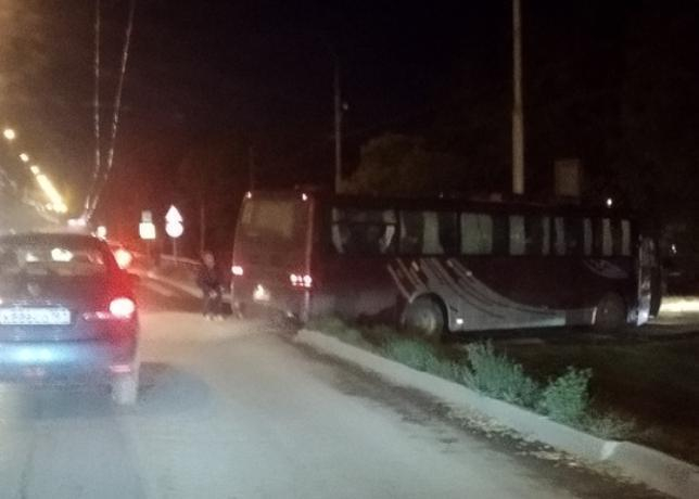 В Таганроге на аварийно-опасном съезде застрял автобус В Таганроге на аварийно-опасном съезде застрял автобус