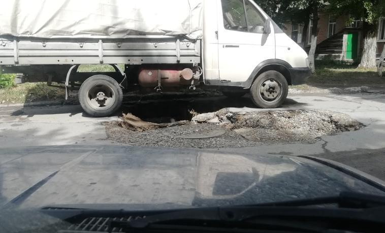 В Таганроге под газелью обвалилась земля и заблокировала выезд В Таганроге под газелью обвалилась земля и заблокировала выезд