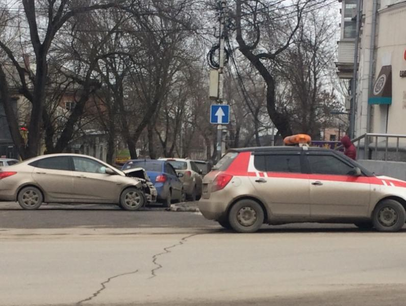 В центре города таганроженка попала в ДТП из-за опасного маневра таксиста В центре города таганроженка попала в ДТП из-за опасного маневра таксиста