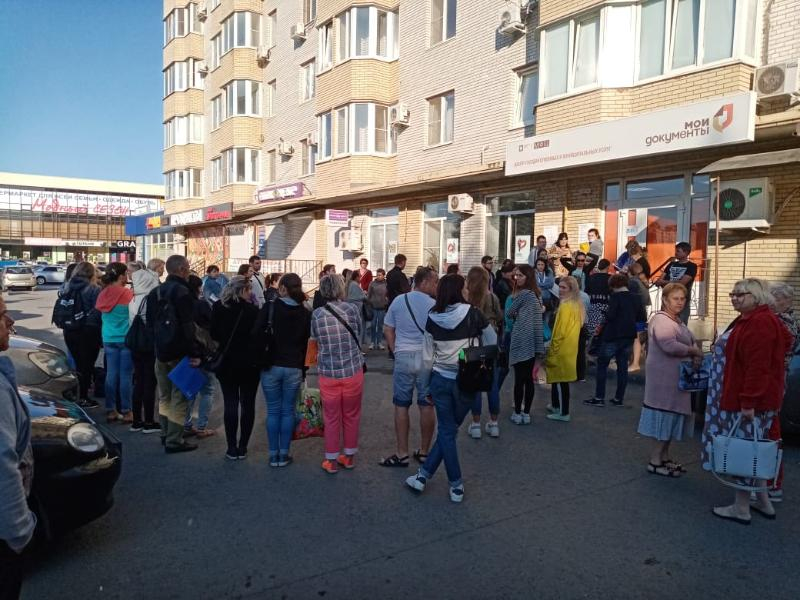 Благодаря жителям ДНР в Таганроге хаос у дверей МФЦ Благодаря жителям ДНР в Таганроге хаос у дверей МФЦ