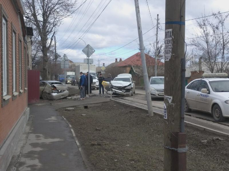 В Таганроге автомобиль после столкновения с такси угодил в стену дома В Таганроге автомобиль после столкновения с такси угодил в стену дома
