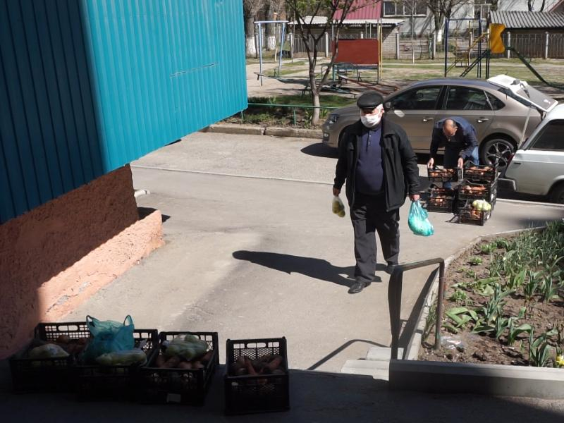 Мир не без добрых людей – Азербайджанская диаспора Таганрога раздала продукты престарелым Мир не без добрых людей – Азербайджанская диаспора Таганрога раздала продукты престарелым
