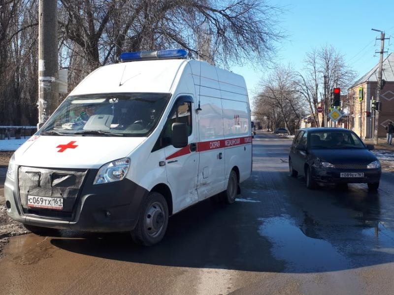 В Таганроге «скорой» въехали в бок В Таганроге «скорой» въехали в бок