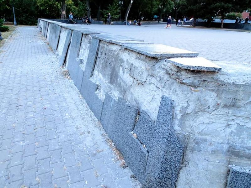 «Мне стыдно за город, в котором я живу», - таганроженка пришла в шок от главного памятника города «Мне стыдно за город, в котором я живу», - таганроженка пришла в шок от главного памятника города
