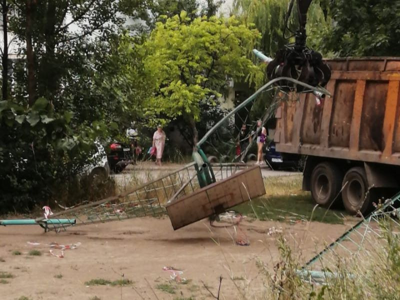 В Таганроге сносят детскую площадку В Таганроге сносят детскую площадку
