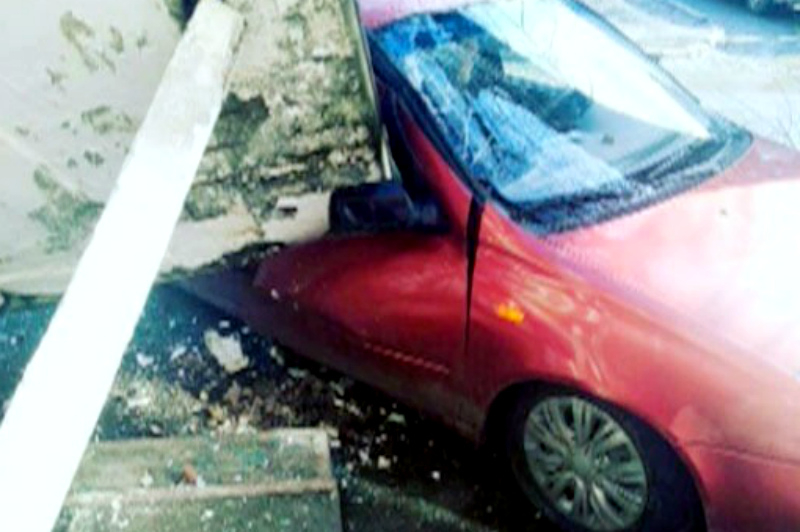 Бетонный козырек обрушился на припаркованный автомобиль в Таганроге Бетонный козырек обрушился на припаркованный автомобиль в Таганроге