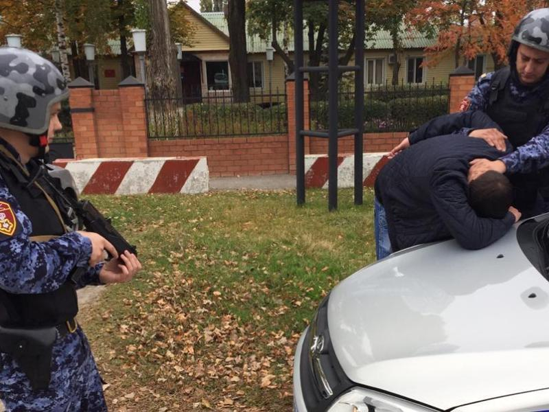 Сразу двух хулиганов задержали росгвардейцы Таганрога Сразу двух хулиганов задержали росгвардейцы Таганрога