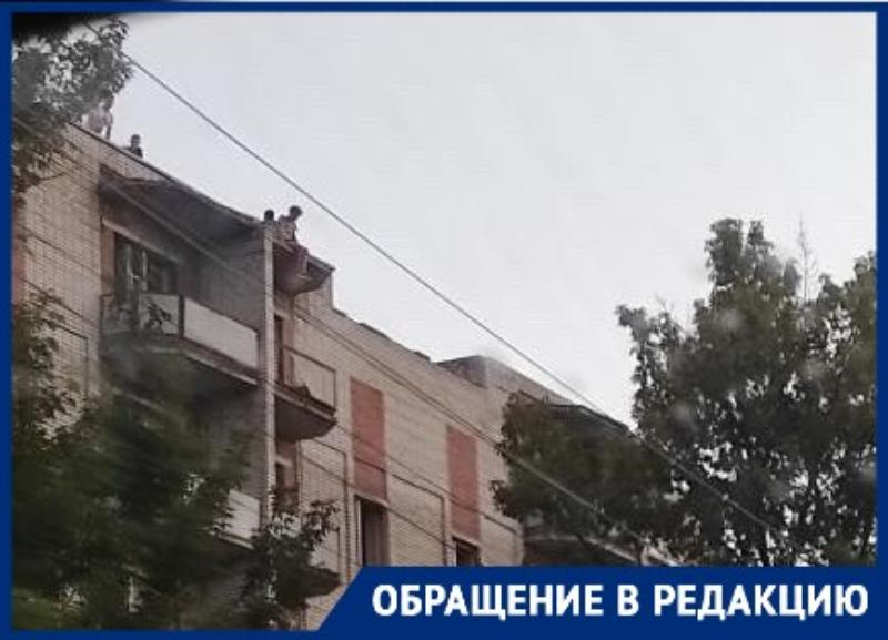 Снова в Таганроге дети бродят по крыше заброшенного дома Снова в Таганроге дети бродят по крыше заброшенного дома