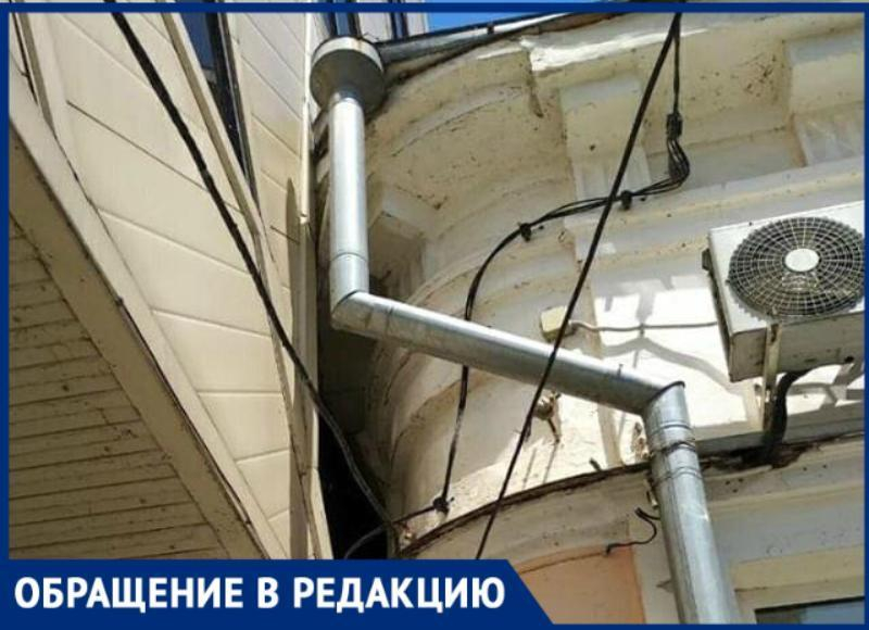 В Таганроге здание ТЦ может свалиться на детей, которые занимаются рядом В Таганроге здание ТЦ может свалиться на детей, которые занимаются рядом