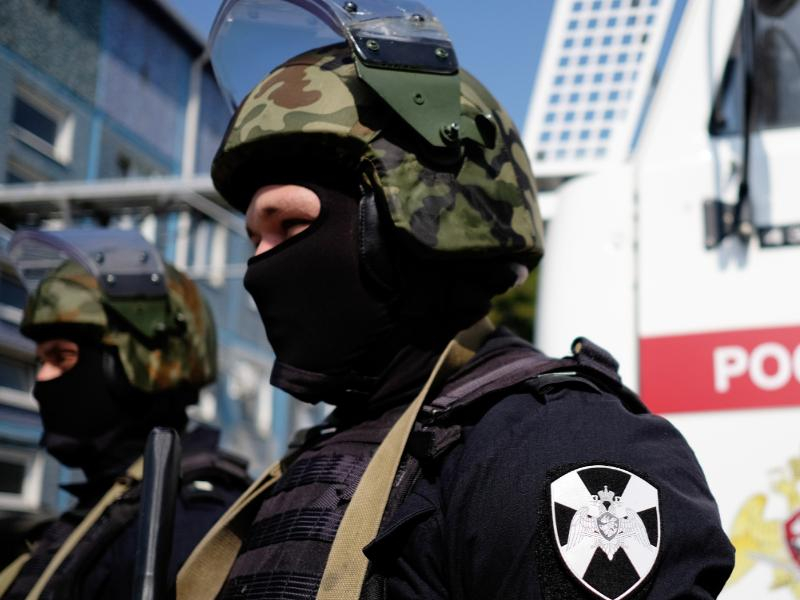 Росгвардейцы Таганрога эвакуировали жителей многоэтажки во время пожара Росгвардейцы Таганрога эвакуировали жителей многоэтажки во время пожара
