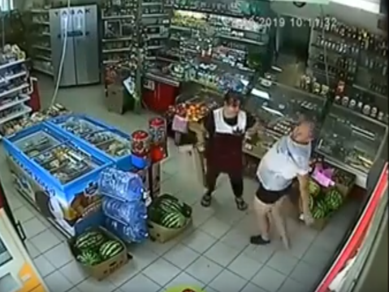 В последний день августа таганрожец отплясывал в магазине, пока его не выгнала суровая продавщица В последний день августа таганрожец отплясывал в магазине, пока его не выгнала суровая продавщица