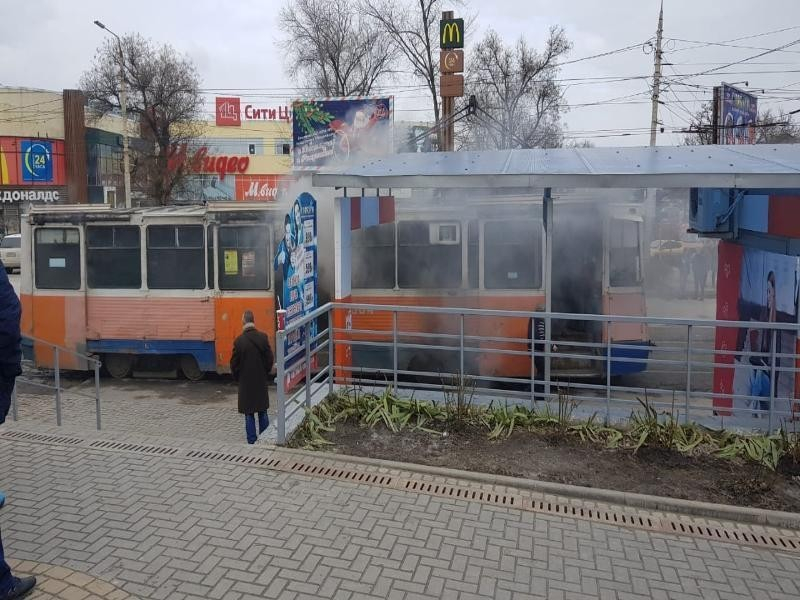 В Таганроге вновь старый трамвайчик задымился на ходу В Таганроге вновь старый трамвайчик задымился на ходу