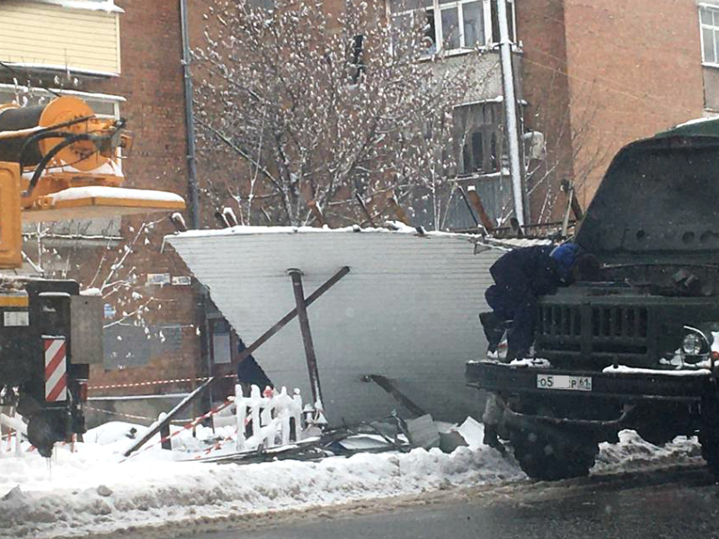 «Даже строения в шоке от снега?»: в Таганроге рухнула остановка «Даже строения в шоке от снега?»: в Таганроге рухнула остановка