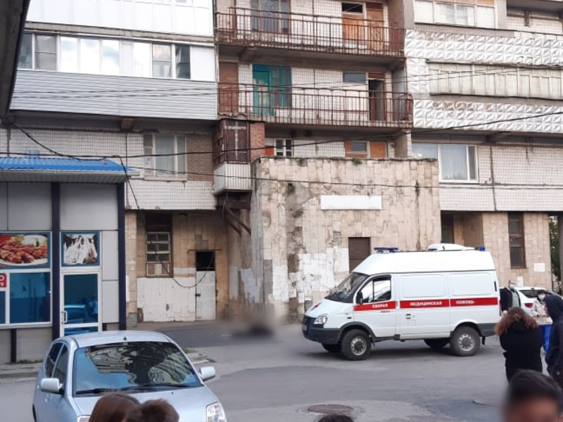 В Таганроге под окнами 17-этажки оказалась девушка В Таганроге под окнами 17-этажки оказалась девушка