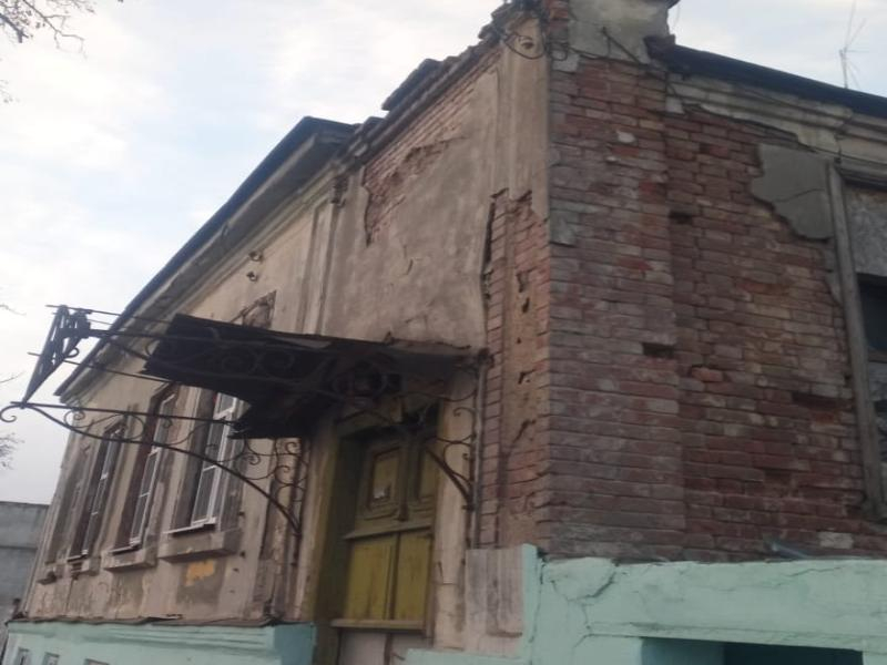 Дом в исторической части Таганрога разваливается по кускам Дом в исторической части Таганрога разваливается по кускам