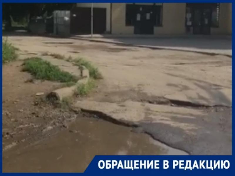 Дорога из колдобин: таганрожец просит обратить внимание на ямы на ул. Вишневой Дорога из колдобин: таганрожец просит обратить внимание на ямы на ул. Вишневой