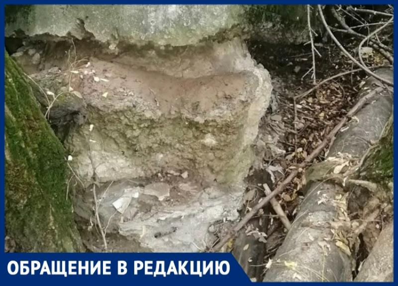 В Таганроге разрушается берегоукрепление, сделанное в 90-х годах В Таганроге разрушается берегоукрепление, сделанное в 90-х годах