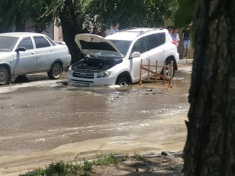 Автоледи на «Тойоте» провалилась под асфальт у Старого вокзала Таганрога Автоледи на «Тойоте» провалилась под асфальт у Старого вокзала Таганрога