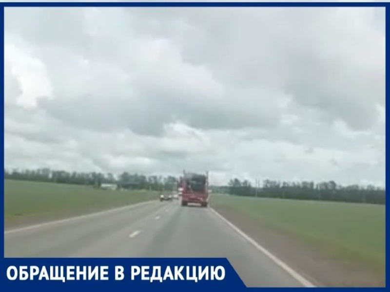 Прямо на дорогу: таганрожец обнаружил грузовую машину, с которой сыпется бытовой мусор Прямо на дорогу: таганрожец обнаружил грузовую машину, с которой сыпется бытовой мусор