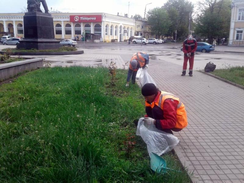 Коммунальные службы Таганрога поддержали инициативу таганрожцев обустроить клумбы у памятника Чехова Коммунальные службы Таганрога поддержали инициативу таганрожцев обустроить клумбы у памятника Чехова