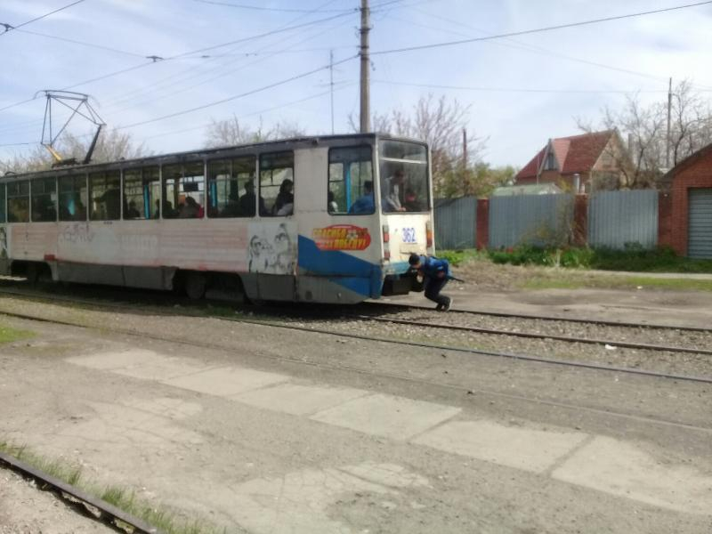 Возле травмпункта Таганрога подростки рискуют жизнью, катаясь на «колбасе» Возле травмпункта Таганрога подростки рискуют жизнью, катаясь на «колбасе»