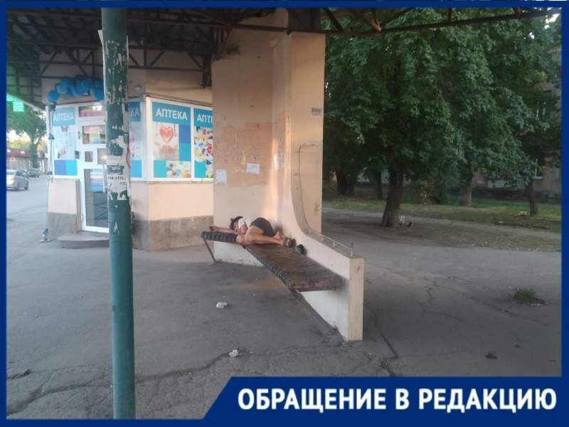 Спящие в Таганроге: горожане снова жалуются, что остановки превращают в ночлежки Спящие в Таганроге: горожане снова жалуются, что остановки превращают в ночлежки