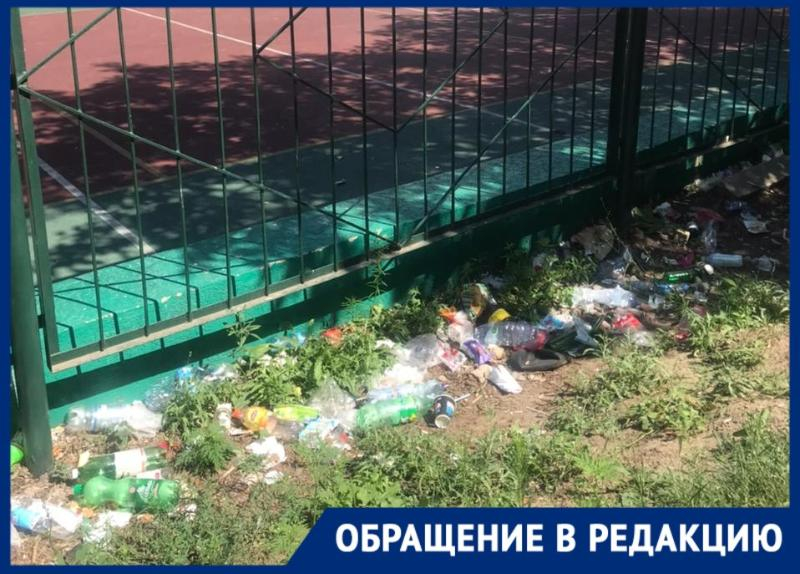 «Бутылочное царство» раскинулось у спортивной площадки по улице Чехова «Бутылочное царство» раскинулось у спортивной площадки по улице Чехова