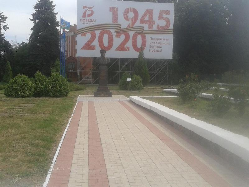 Десантники Таганрога навели порядок возле памятника Дяде Васе Десантники Таганрога навели порядок возле памятника Дяде Васе