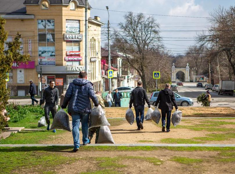 В Таганроге продолжается уборка общественных территорий В Таганроге продолжается уборка общественных территорий