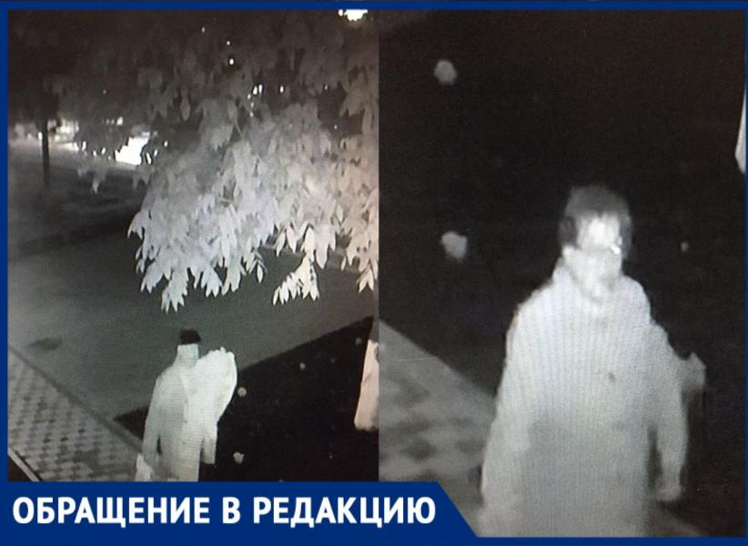 Таганрожцы прислали фото и видео «стахановцев», которые воруют решетки ливневок и выкапывают цветы Таганрожцы прислали фото и видео «стахановцев», которые воруют решетки ливневок и выкапывают цветы