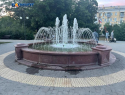 "Не фонтан": в Таганроге уже традиционно потёк фонтан на Октябрьской площади