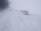 В снежном плену оказались дороги и машины вокруг Таганрога