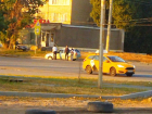 «Болезненная тема»: в Таганроге колесо иномарки угодило в ливнёвку на Сызранова  