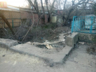 Кто облагородит район Нового вокзала в Таганроге: разбиты тротуары, кругом мусор и ветки