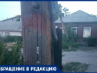 Столб по улице Торговой в Таганроге вот-вот завалится