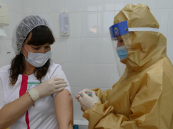 Прививка во благо: 22 млн рублей получат врачи Таганрога