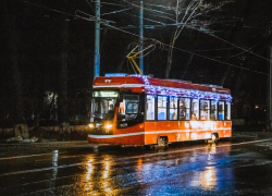 Праздник к нам приходит: таганрогский трамвай раздаёт праздничное настроение людям