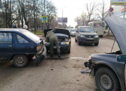 Первый гололед и снег в Таганроге: ДТП, пробки и высокий тариф на поездки в такси