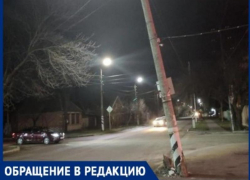  "На соплях, до первого ветра!": жителей улицы Театральная в Таганроге напугал фонарный столб