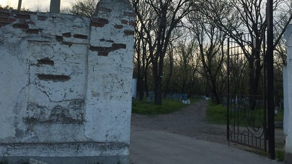 В Таганроге старое кладбище разрушаться