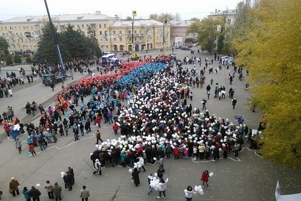В Таганроге собрали самую большую «живую» карту России