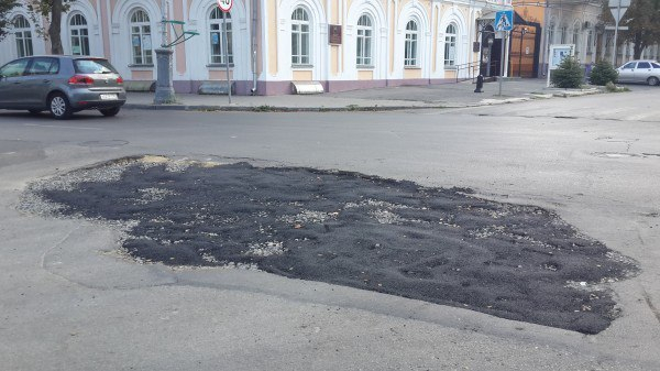Качество ремонта дорожного полотна в центре Таганрога насторожило автолюбителей