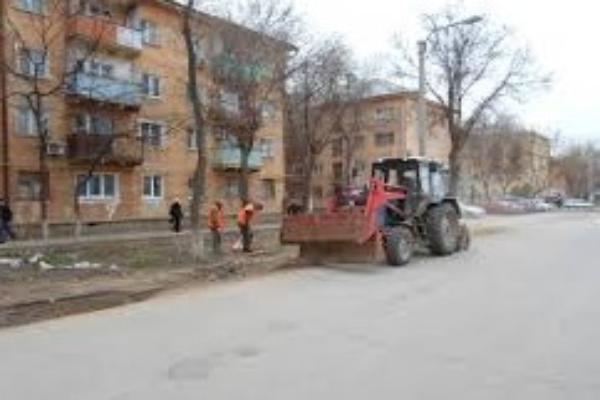 В Таганроге убирают прибордюрные участки дорог