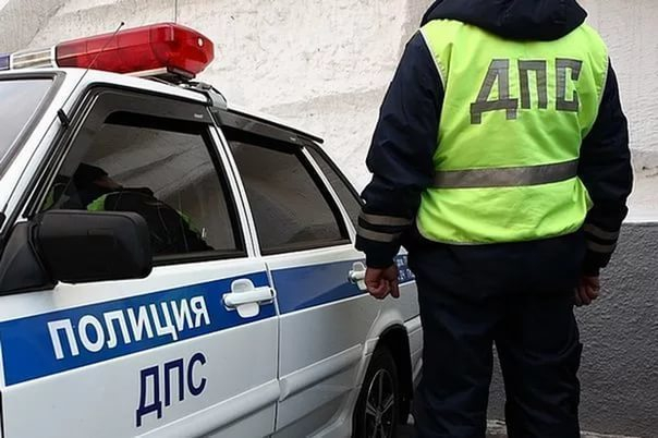 Полицейские накормили и помогли водителю сломавшегося под Таганрогом КАМАЗа