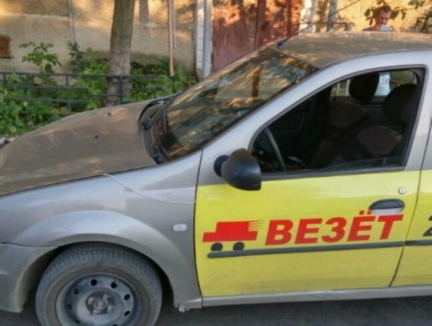 Неадекватный таксист из «Везет» в Таганроге выбросил бабушку из машины, причинив травмы