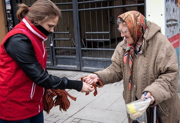 Таганрогские волонтеры раздадут перед 9 мая 21 000 георгиевских ленточек